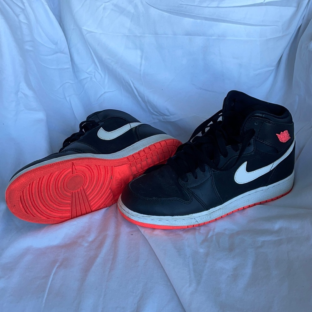 Nike air jordans with pink bottom